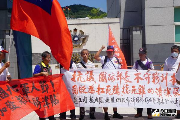▲對於網紅陳沂日前在臉書直播罵「大部分志願役軍人是廢物」，反年改團體大罵，要陳沂「下地獄」（圖／記者呂炯昌攝 , 2018.9.3\\)