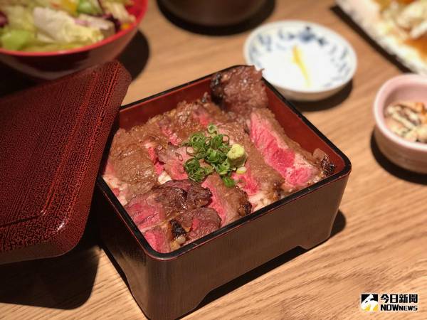 ▲日本燒肉名店使用台灣牛製作日式牛排重，每日限量 10 份，售完為止。（圖／記者陳致宇攝）