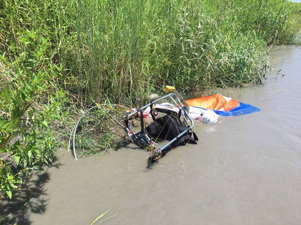 飛行傘墜落蘭陽溪　一男子溺斃身亡
