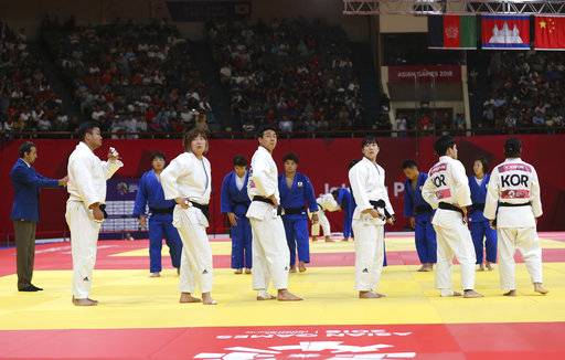 亞運／質疑裁判是日本人　韓國柔道隊場中霸佔抗議
