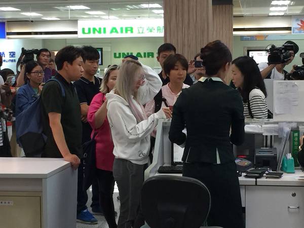 「韓國碧昂絲」孝琳來了　粉絲機場暴動貼緊緊
