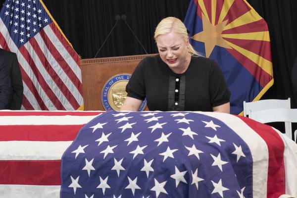 ▲美國聯邦參議院軍事委員會主席馬侃（John McCain）2018年8月25日因腦癌辭世，他的女兒Meghan McCain在父親的棺木前痛哭。（圖／美國海軍\\)