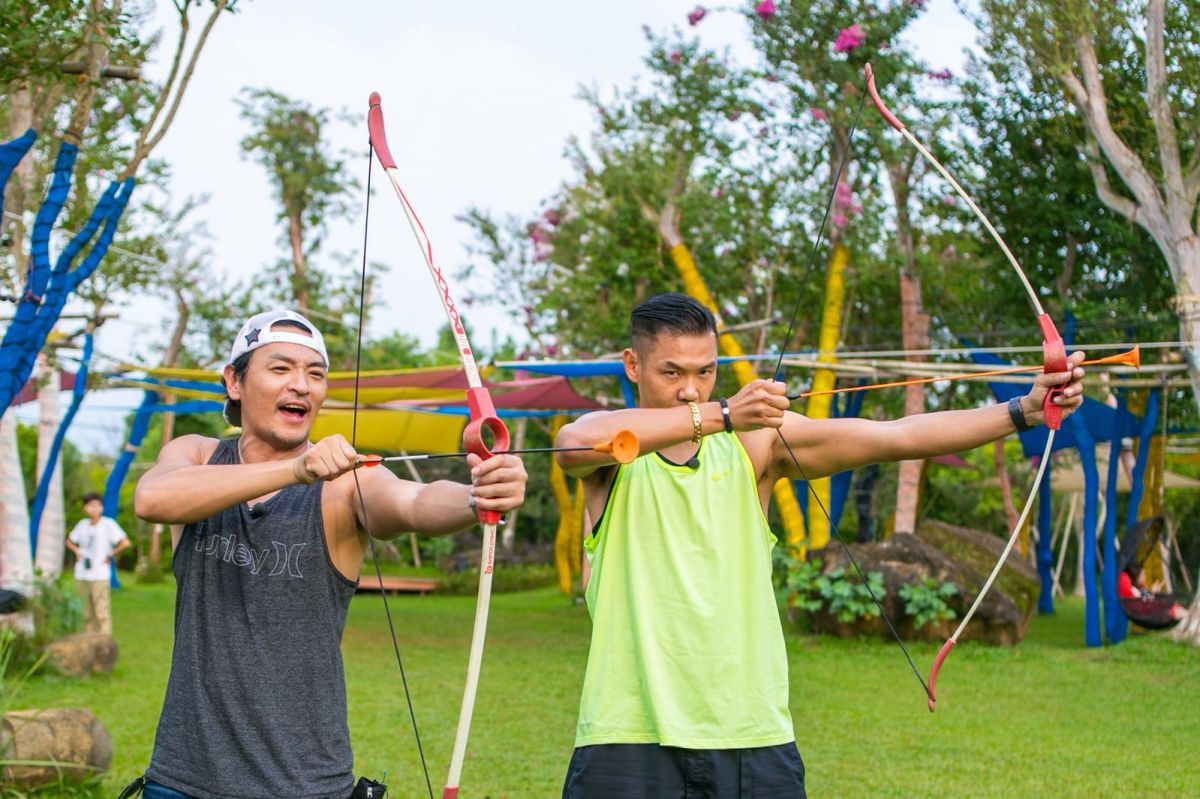 ▲夢多（左）帶黑人上山。（圖／TVBS提供 , 2018.9.3）