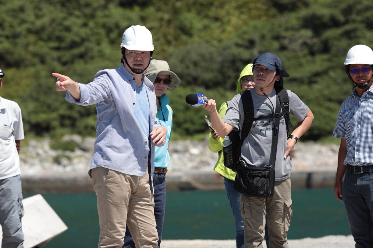 ▲基隆市長林右昌3日前往視察基隆嶼後表示，將朝9月底開放試營運的目標努力。（圖／基隆市政府提供）
