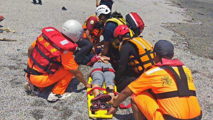 ▲搜救人員救起一名女性溺者，當時已無生命徵象。（圖／張姓民眾提供 , 2018.09.03\\)