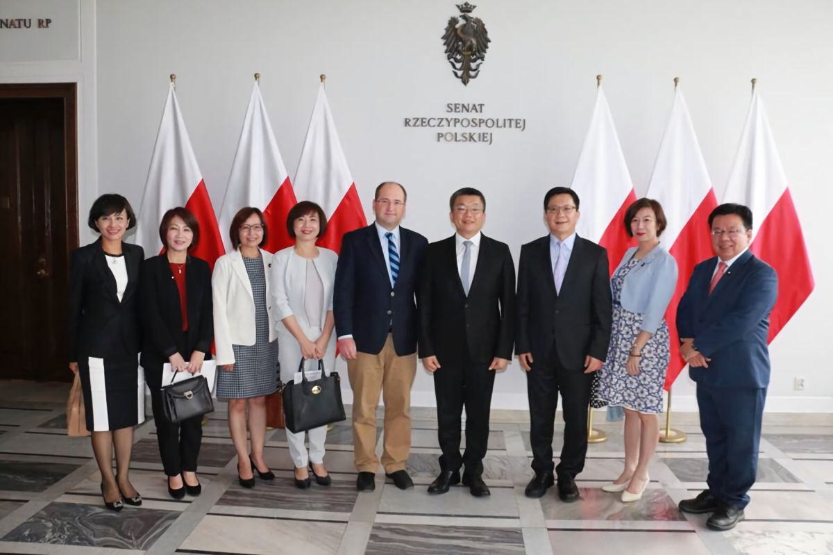 ▲民進黨立委邱議瑩在水災時赴波蘭國會交流，聲稱做「外交救災」，卻對南台灣災民表現得漠不關心，引發外界撻伐。（圖／翻攝自邱議瑩臉書）