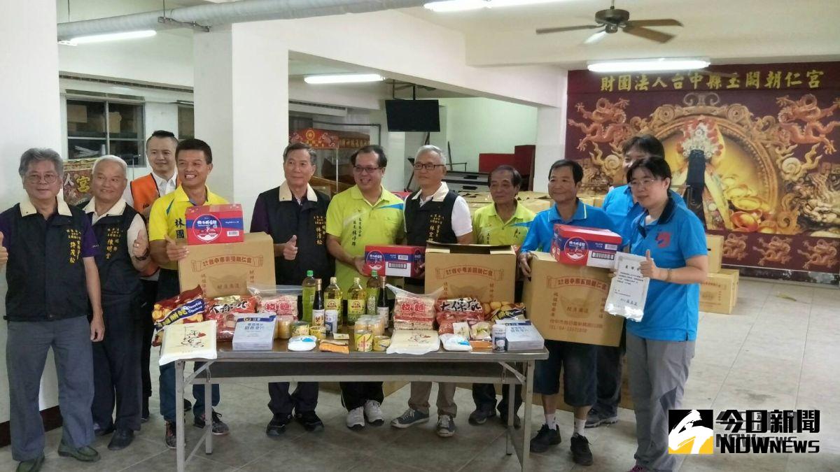 玉闕朝仁宮將普度濟世的精神落實在人間，捐贈給弱勢家庭分享平安幸福(圖／記者柳榮俊攝2018.9.4)