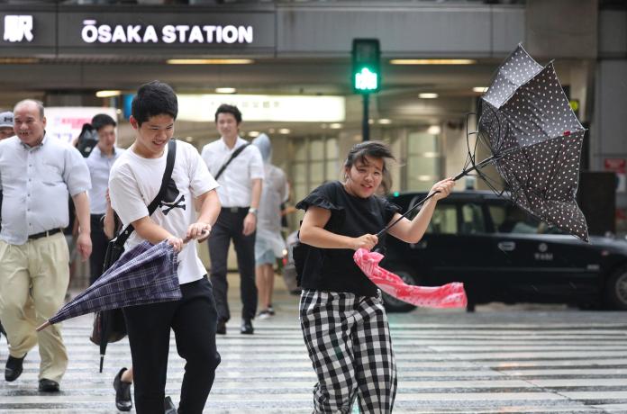 ▲燕子颱風挾帶強風豪雨，關西國際機場關閉，多航班宣布取消。（圖／美聯社）