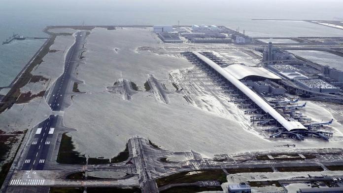 颱風「燕子」肆虐日本，關西機場慘淹大水。（圖／達志影像／美聯社）