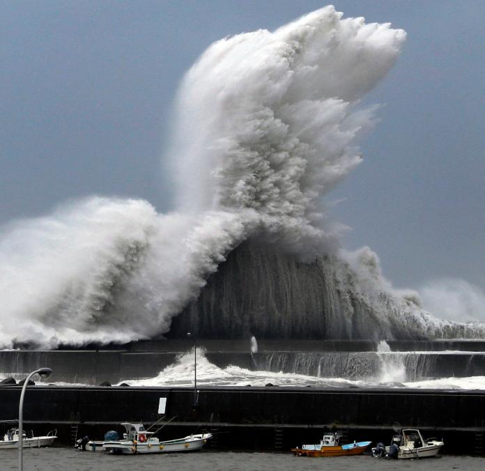 颱風「燕子」肆虐日本，造成嚴重災情。（圖／翻攝自 The Independent, 2018.09.05）