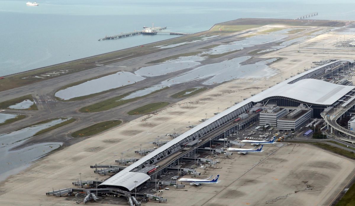 ▲日本關西國際機場淹水未退，恐須一周時間才能恢復營運。（圖／美聯社）