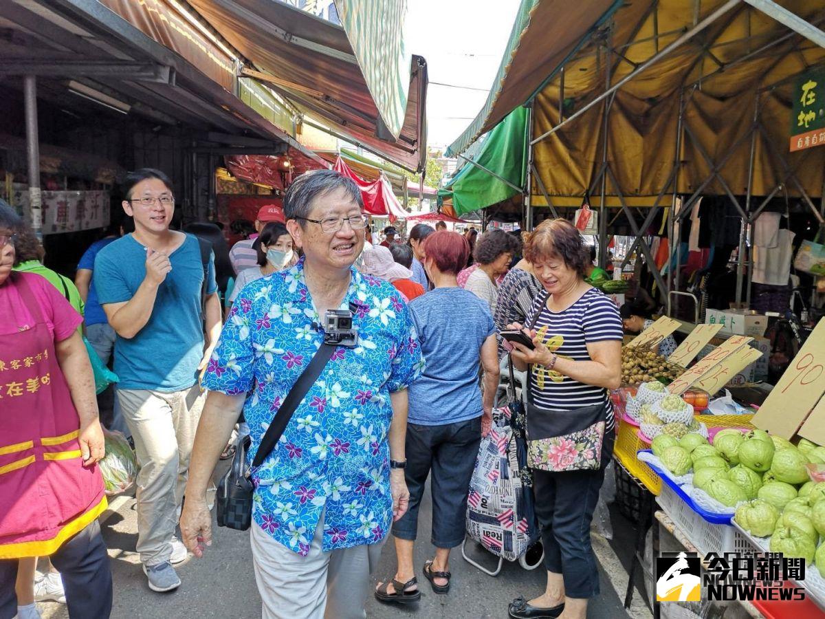 ▲新竹縣長候選人楊文科走訪竹東中央市場，與菜販攤商博感情。（圖：記者誾宣震攝，2018.09.05）