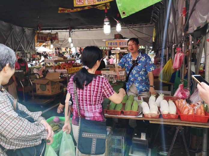 新竹縣長候選人楊文科（右）走進竹東中央市場，行銷最傳統的客家風味。