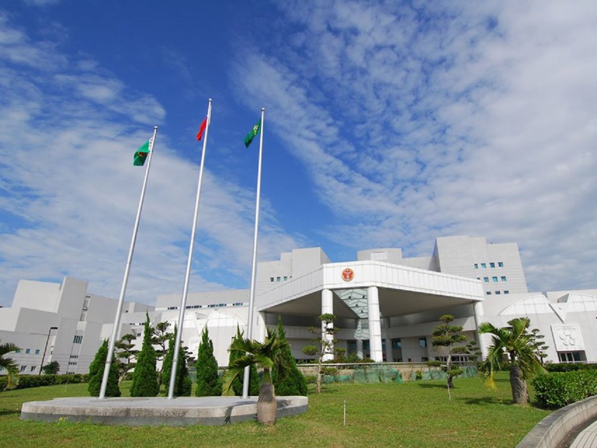 ▲國防醫學院驚傳猝死事件，一名詹姓上校教育長 9 月 3 日軍人節當天返校處理公務，隔日遭同僚發現倒臥床邊已無生命跡象，經法醫相驗後，確認死因為心因性休克。（圖／國防醫學院（National Defense Medical Center）臉書）