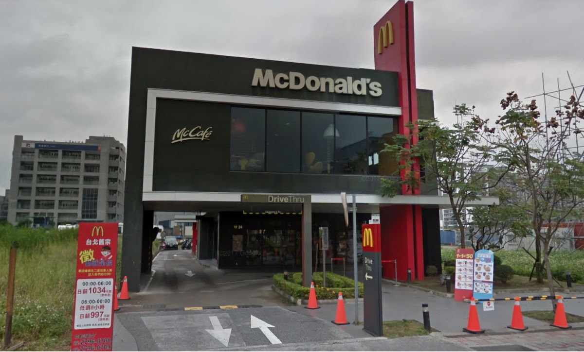 ▲吃完麥當勞該不該做垃圾分類？一名自稱是麥當勞店員的網友回文解答，讓網友超傻眼。（圖／翻攝自google map）