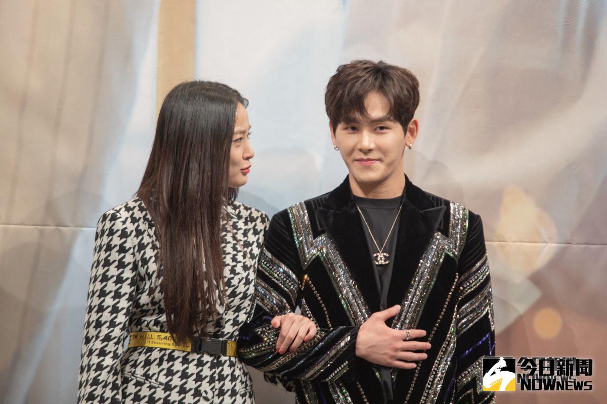 GD緋聞女友李周妍（左）與Hoya互動顯得格外拘謹。（圖／KKTV）