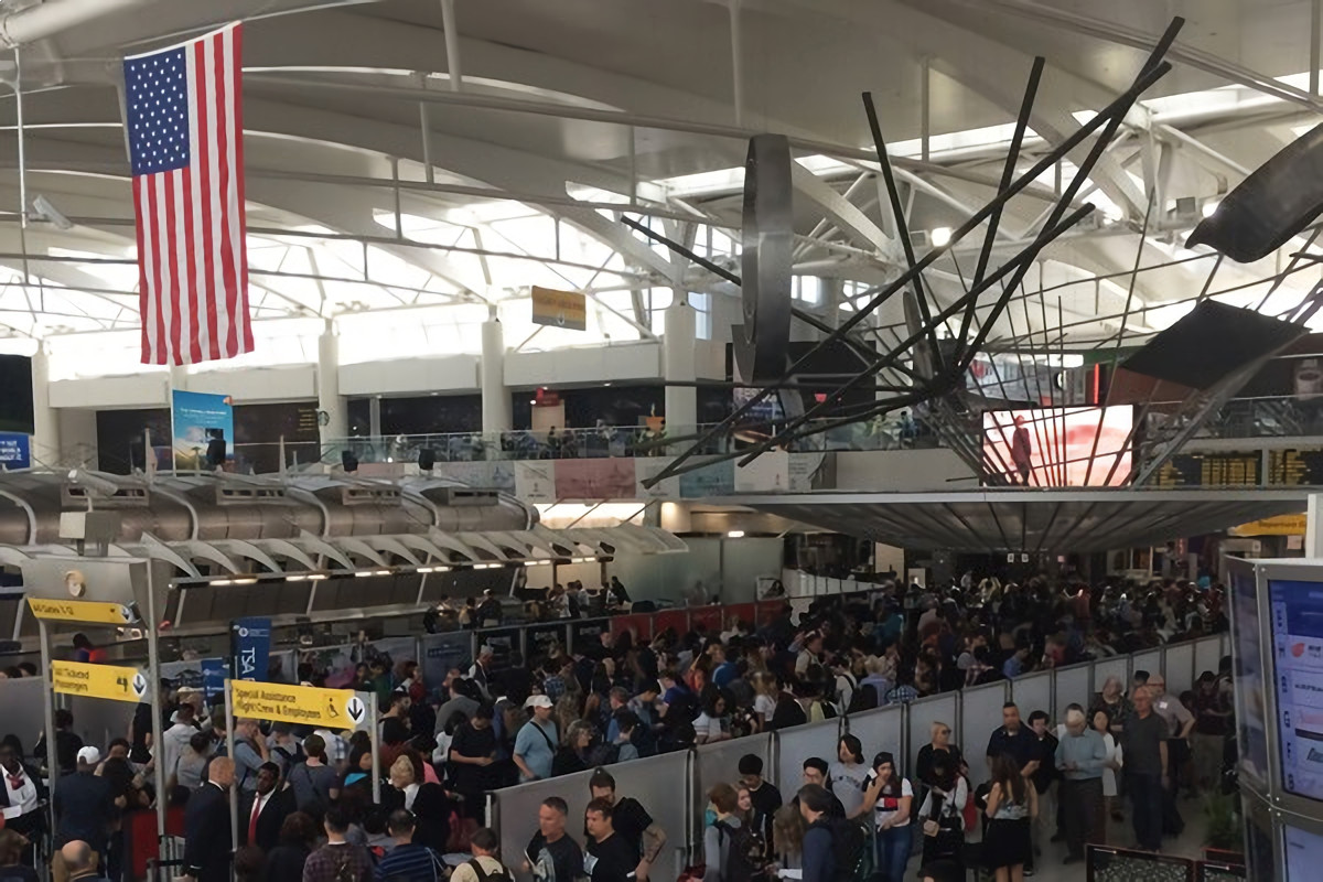 ▲阿聯酋一架從杜拜起飛的班機驚傳「集體感染」，降落紐約甘迺迪機場後已緊急隔離。（圖／翻攝自 Airport-JFK 臉書）