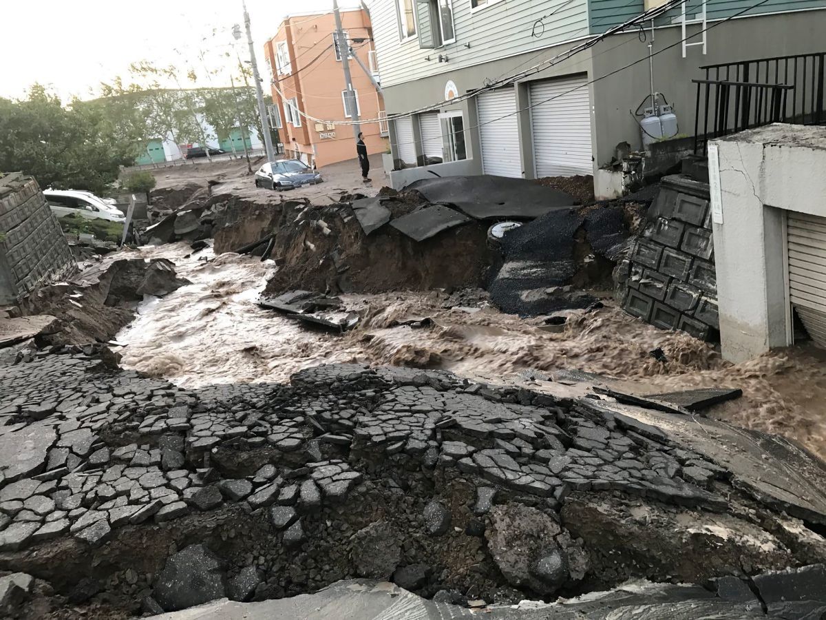 ▲日本發生 6.7 強震，札幌市區出現嚴重道路液化現象，當地居民嚇得說「這是世界末日吧！」（圖／翻攝自 matomame ）