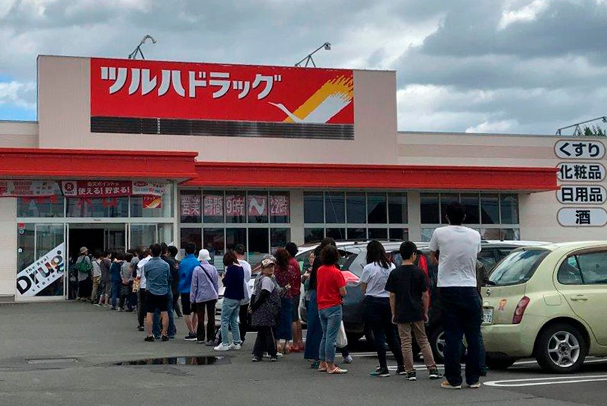 ▲日本北海道 6 日凌晨發生規模 7 級地震，民眾井然有序地排隊等待購買民生用品。（示意圖／達志影像／美聯社）