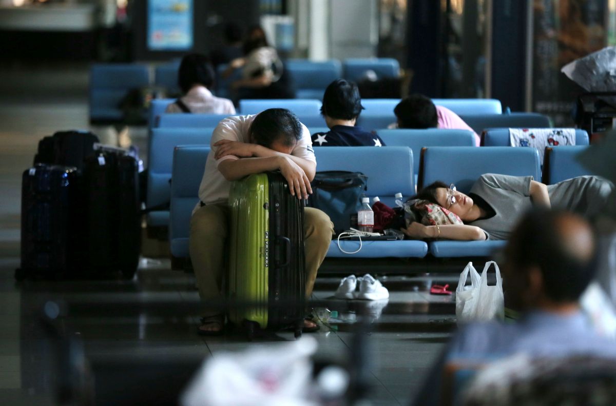 ▲日本關西國際機場受颱風影響，對外橋樑毀損，中國駐大阪總領事館昨（ 5 ）日派巴士來接旅客，稍早傳出他們稱台灣人若要上車，要先自認為中國人。對此，台灣旅客還原真相。（圖／達志影像／美聯社）