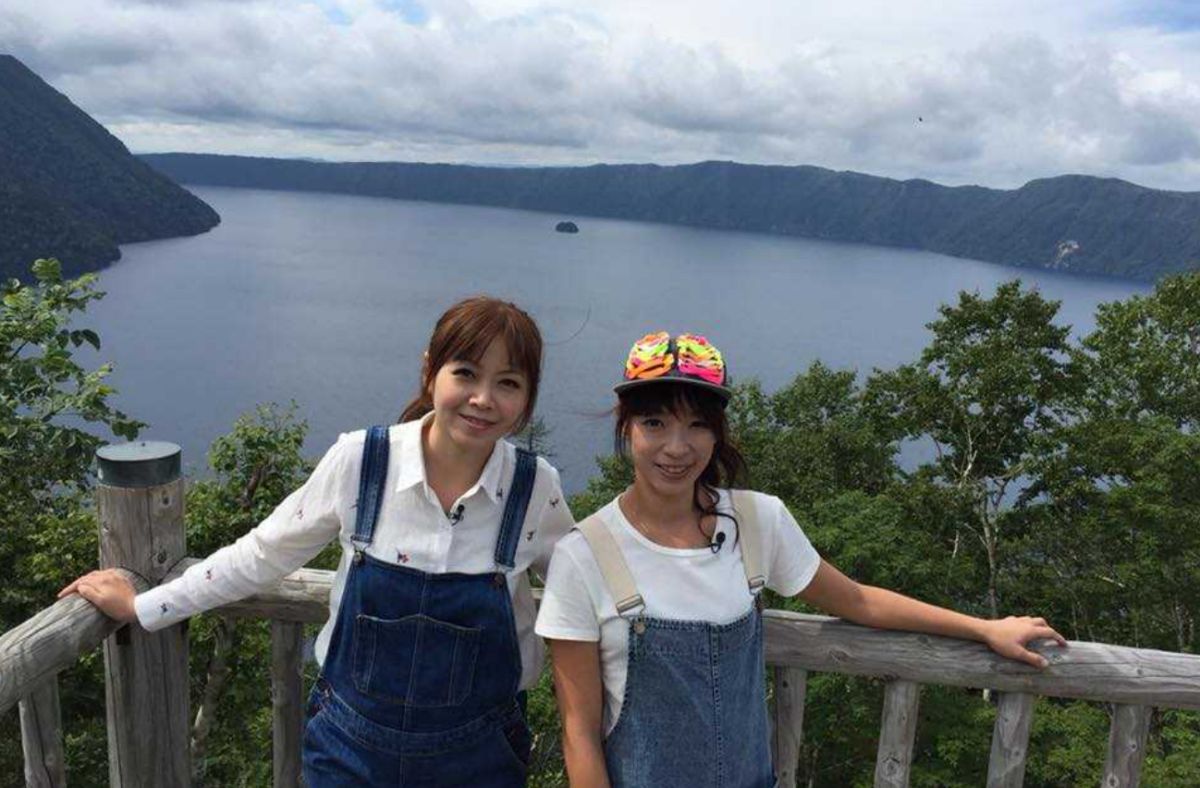 《Go Go Taiwan》主持人王瑋瑜（左）、段慧琳在日本出外景。（圖／民視提供，2018.09.06）