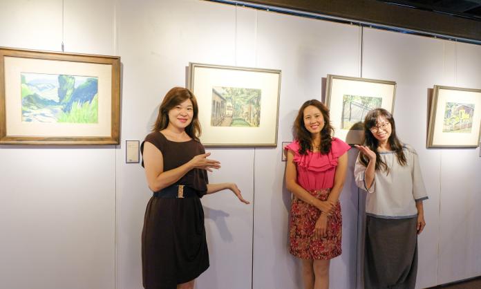 文化局長張宜真（右二）感謝台北阿波羅畫廊以及收藏者邱麗貞小姐提供蕭如松老師原件畫作。