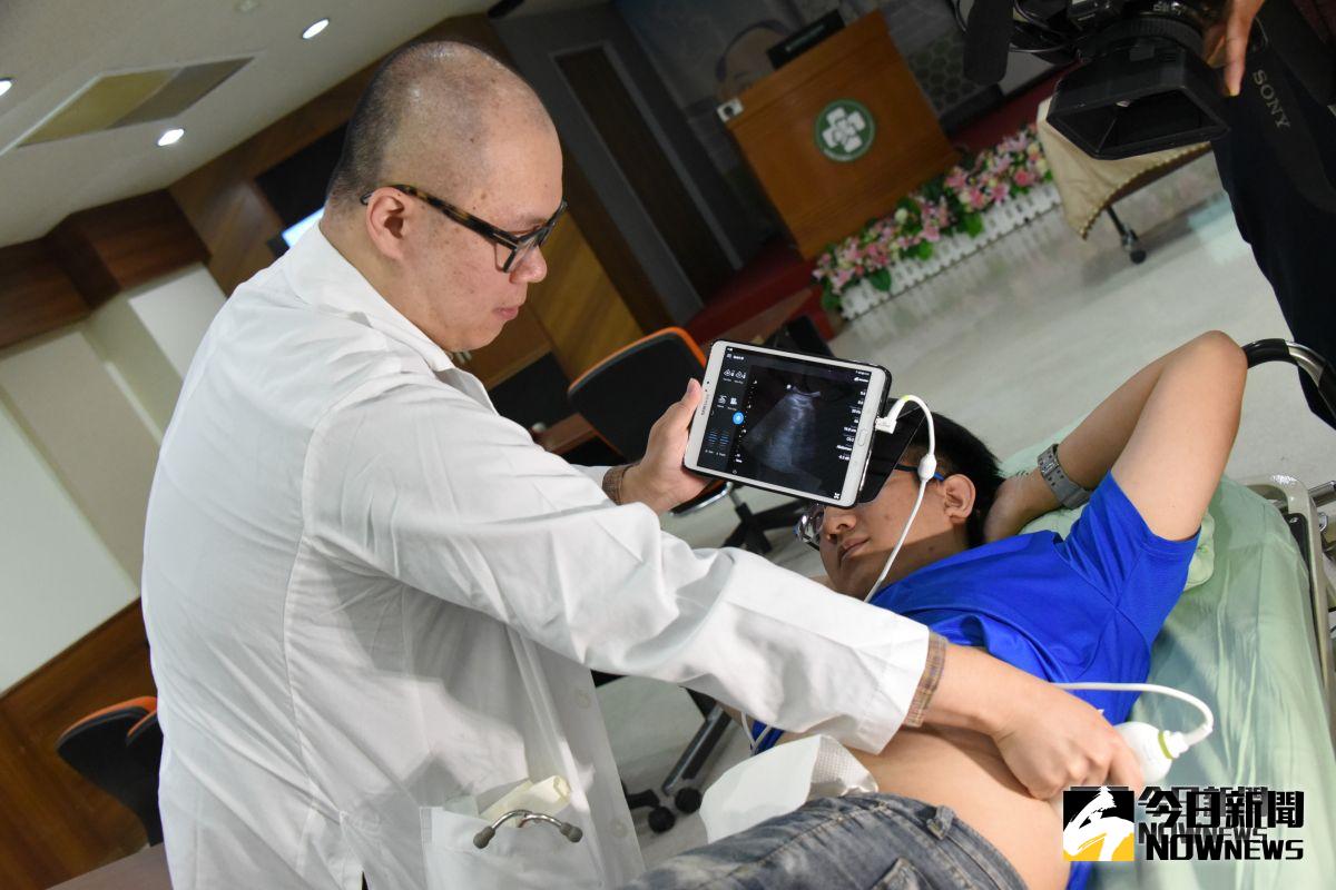 彰化秀傳紀念醫院發表一個在居家遠距照護服務的創舉，引進國外最新科技「口袋型行動超音波」，將傳統的聽診器變成「視診器」，提昇臨床照護的即時性與方便性。（圖／記者陳雅芳攝，2018.09.06)