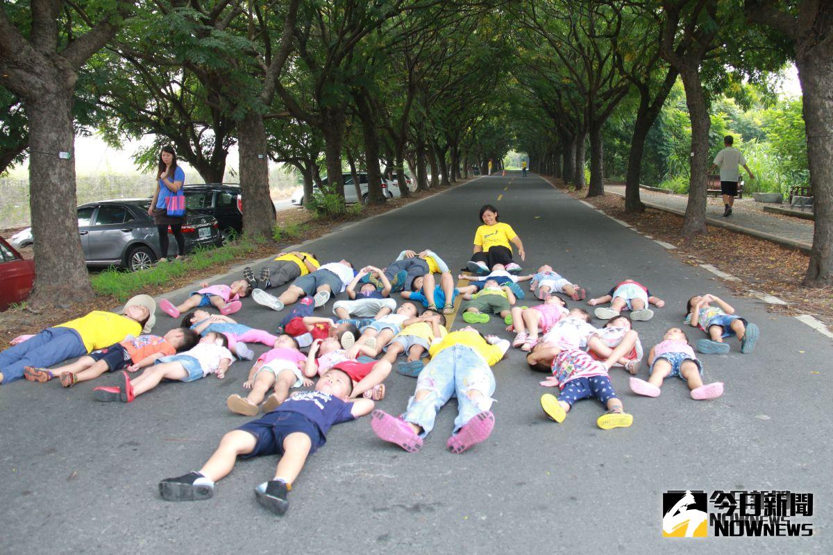 湖埔社區大學將於23日在東螺溪欒樹隧道舉辦戀戀欒樹節活動，邀請泡泡達人表演拉出最長泡泡，為東螺溪戀戀欒樹節系列活動暖場。（圖／記者陳雅芳攝，2018.09.06)