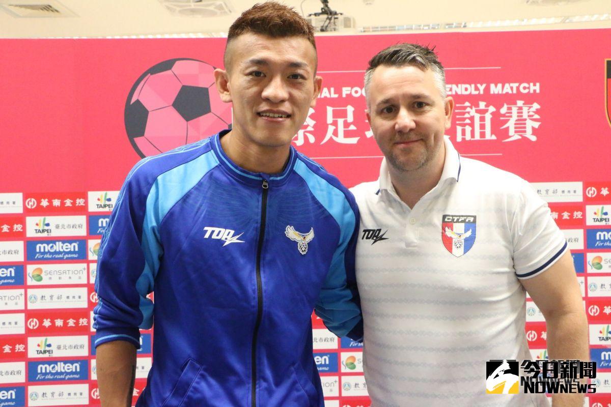 「台灣隊長」陳柏良（左）和台灣男足總教練Gary White（圖／中華足協提供）