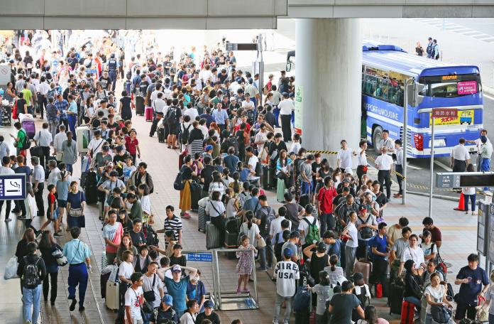 ▲颱風「燕子」侵襲日本，當時許多遊客受困關西機場。（圖／達志影像／美聯社）