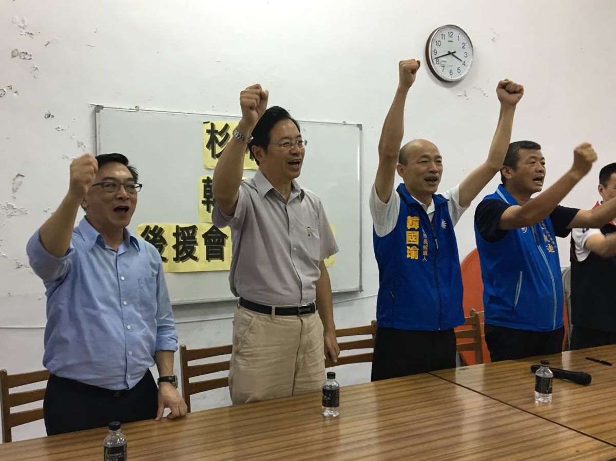 ▲前行政院長張善政 5 日陪同國民黨高雄市長參選人韓國瑜到高雄杉林區與鄉親座談聆聽心聲，深綠杉林區農會總幹事吳俊德轉而力挺韓國瑜。（圖／翻攝自韓國瑜臉書）
