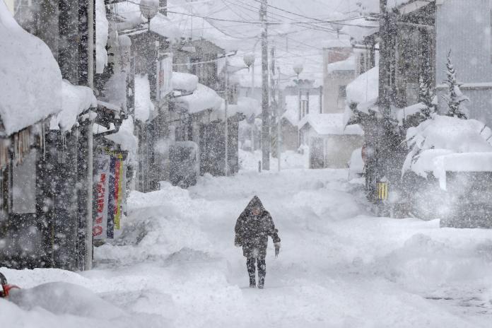 ▲ 2018 年初，日本受強勁寒流影響，大雪紛飛，嚴重影響陸空交通，許多列車甚至被迫停駛，造成 9 萬名旅客受到影響。（圖／達志影像美聯社）