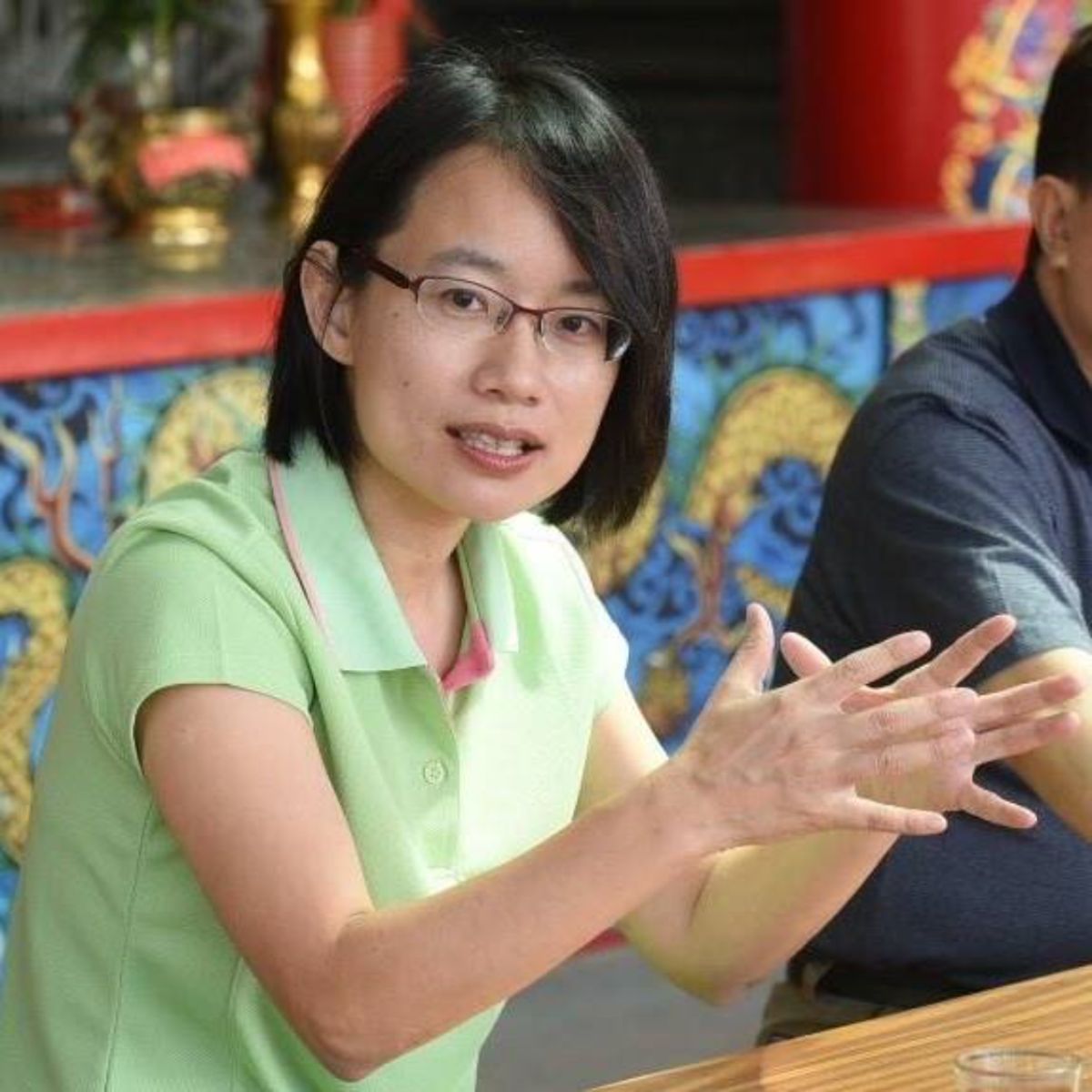 ▲北農總經理吳音寧近日因果菜市場改建案與北市長柯文哲槓上，柯雖一直罵吳不來議會備詢，但吳仍不來議會，網友一張圖顯示吳的後台有多硬。（圖／翻攝自吳音寧臉書）