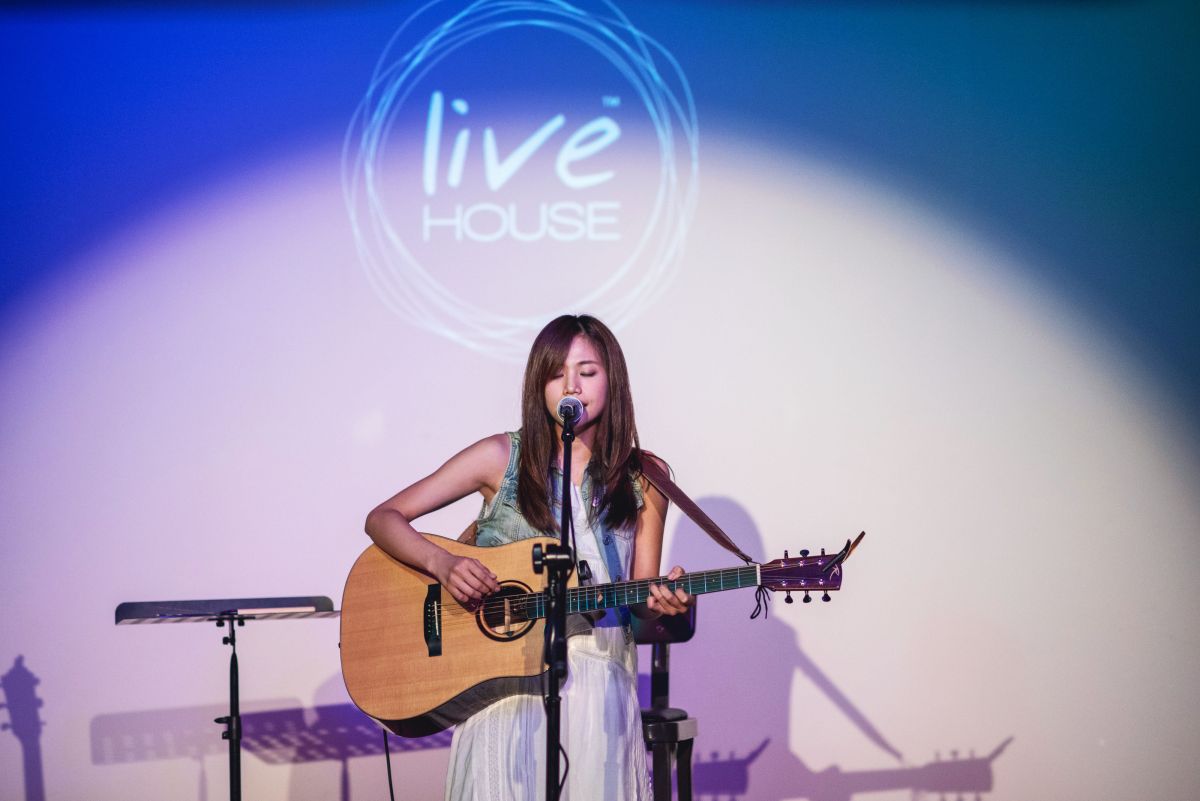 吳汶芳變身大食怪狂嗑印度菜。（圖／福茂唱片提供, 2018.09.07）