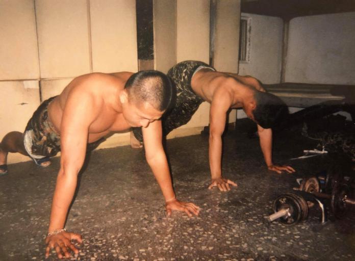 ▲館長在臉書分享自己 20 歲時在陸戰隊寢室內和隊員一同進行體能訓練的照片。（圖／翻攝自臉書）
