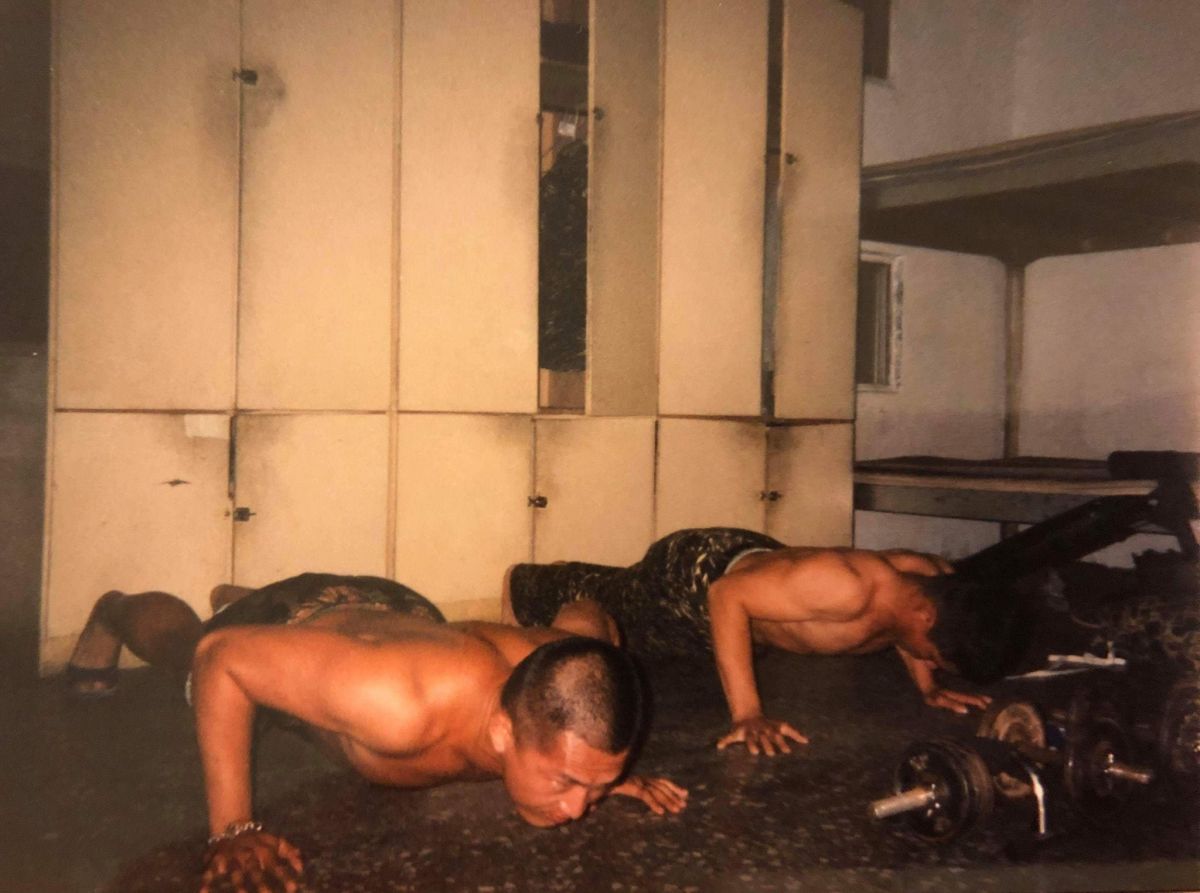 ▲館長在臉書分享自己 20 歲時在陸戰隊寢室內和隊員一同進行體能訓練的照片。（圖／翻攝自臉書）