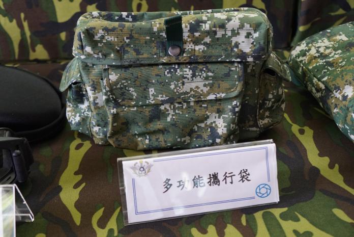 國軍數位迷彩攜行袋。(圖/記者呂炯昌攝影)