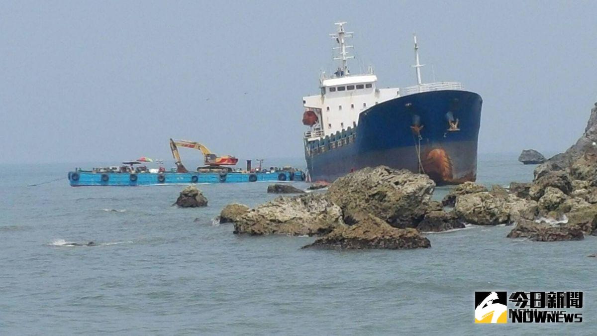 擱淺在高雄港外海的昌龍68號輪油料已全部抽除完畢，並研擬拖救移除計畫。(圖／記者黃守作攝，2018.09.07)