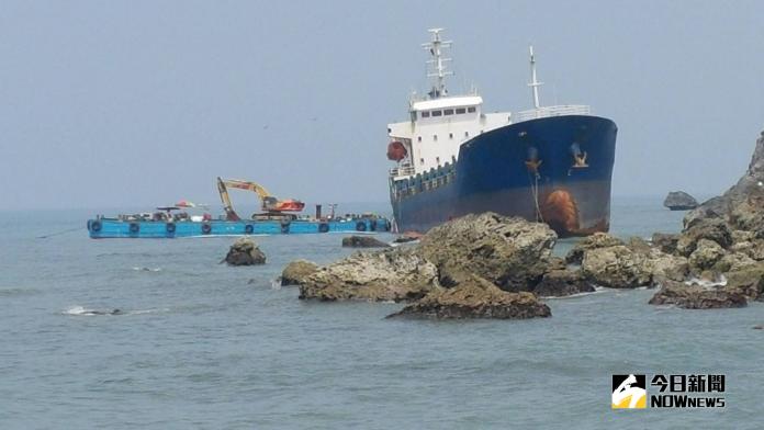 擱淺在高雄港外海的昌龍68號輪油料已全部抽除完畢，並研擬拖救移除計畫。(圖／記者黃守作攝，2018.09.07)