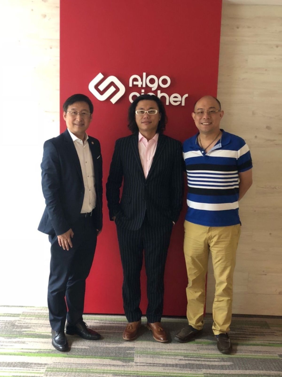 ▲今日新聞執行董事林上紘（圖右）參訪阿格斯亞太總部，與阿格斯副總裁 Kent （圖左）、阿格斯亞太總裁 JC 合影。（圖／阿格斯亞太總部）