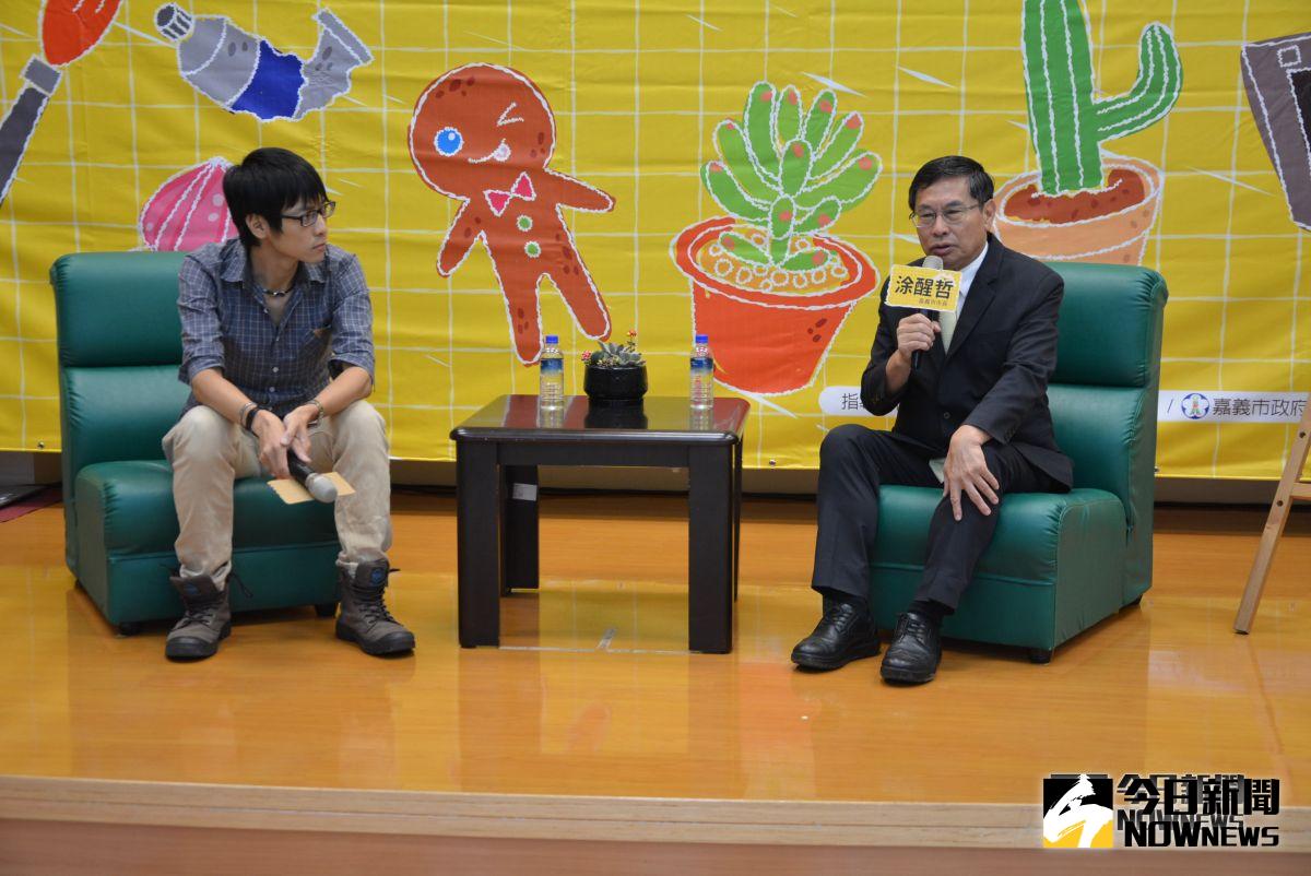 圖說：▲知名心理專家海苔熊(左)與涂醒哲市長進行心理對談。（圖／記者郭政隆攝影2018.9.7）
