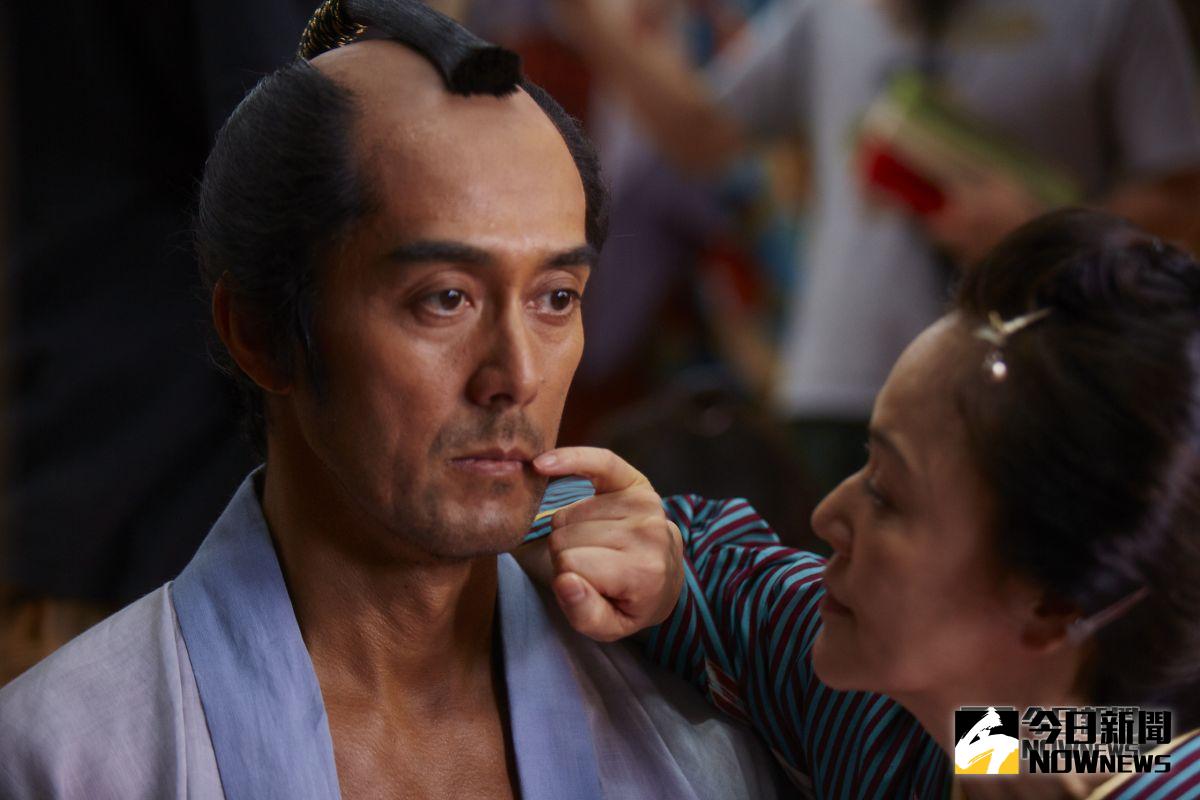 阿部寬為作品當牛郎。（圖／CATCHPLAY）