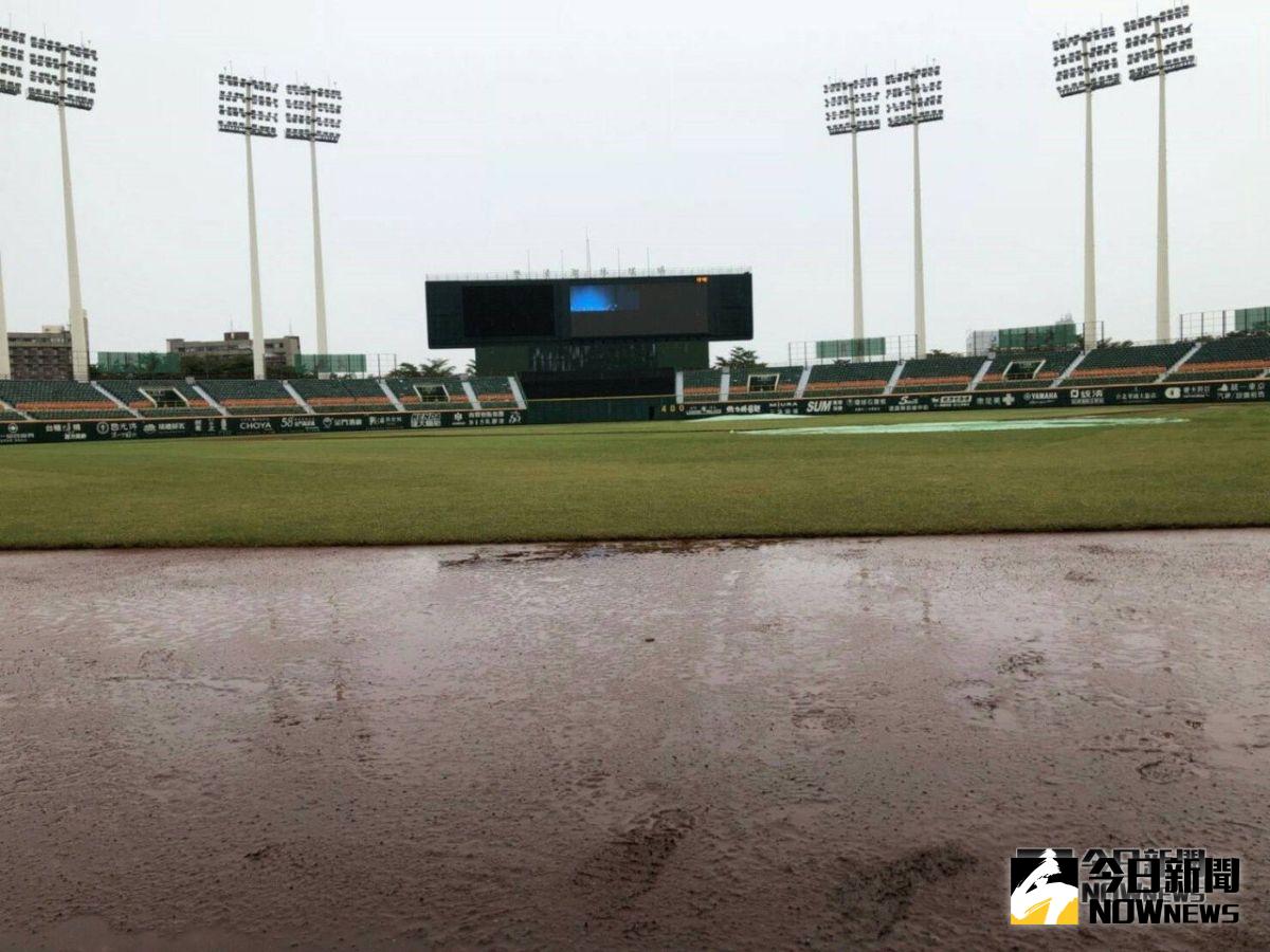 強颱樺加沙雖已逐漸遠離台灣，但外圍環流仍在持續影響各地風雨，澄清湖、洲際球場比賽確定延賽，天母棒球場的味全龍、樂天桃猿之戰則延後至18：50開打。（圖／中職提供）