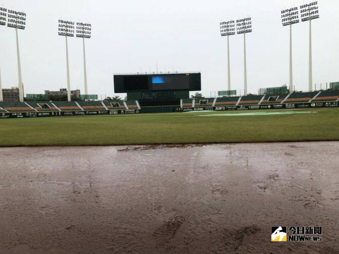 強颱樺加沙雖已逐漸遠離台灣，但外圍環流仍在持續影響各地風雨，澄清湖、洲際球場比賽確定延賽，天母棒球場的味全龍、樂天桃猿之戰則延後至18：50開打。（圖／中職提供）