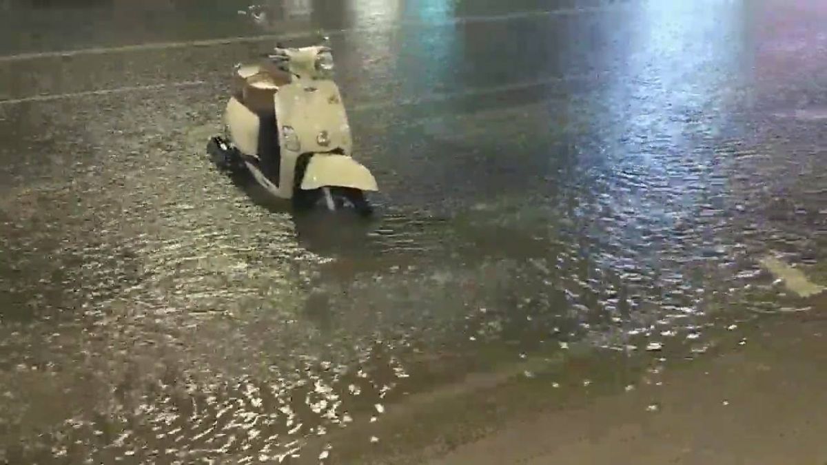 ▲長安東路機車淹到排氣管，已成泡水車。（圖／翻攝洪博軒．大衛臉書, 2018.09.08）