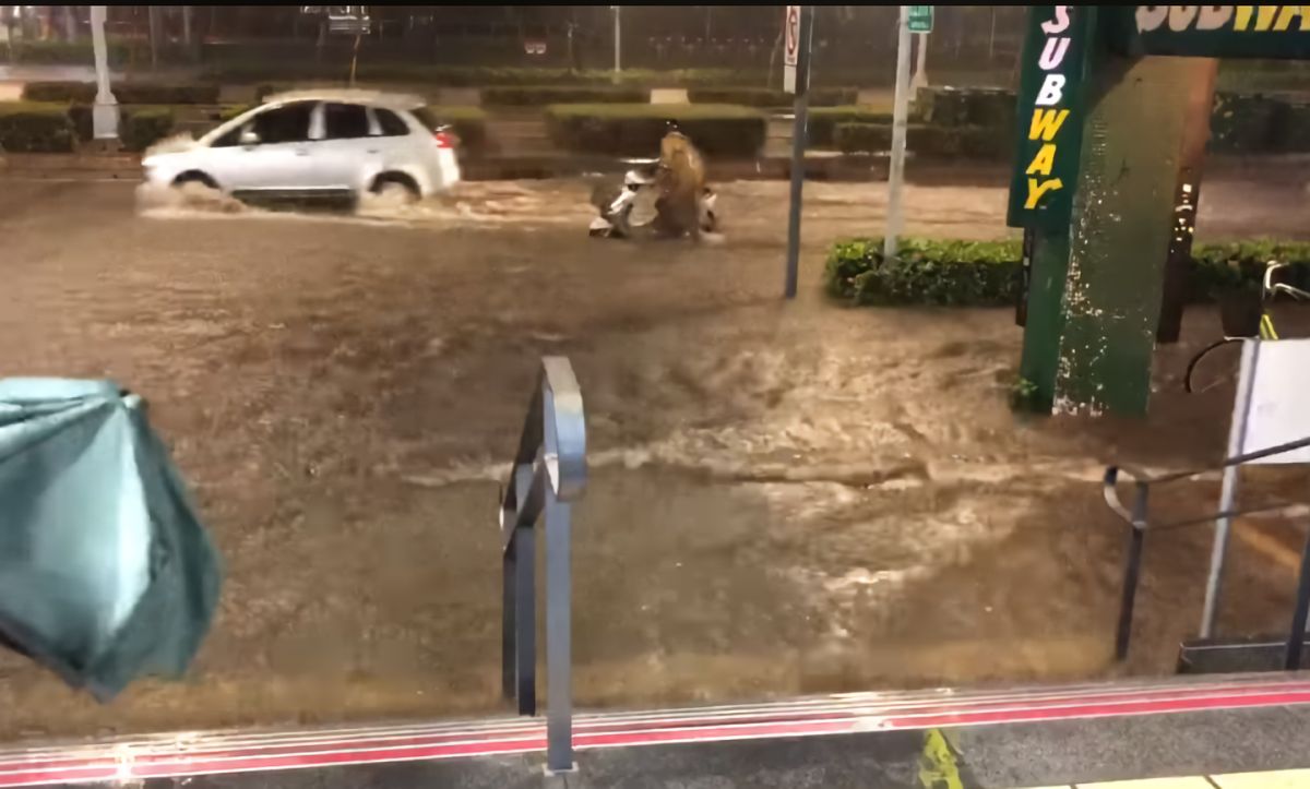 ▲午後暴雨造成台北市多處傳出積水及淹水災情，圖為大安森林公園捷運站出口。（圖／翻攝自臉書「爆料公社」,2018.09.08）