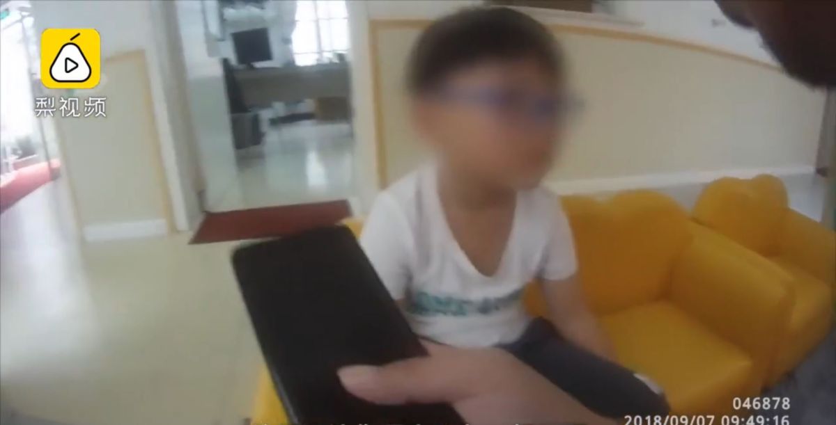 ▲上海一名粗心舅舅不小心把外甥送錯幼兒園，讓外甥很生氣。（圖／翻攝自《梨視頻》）
