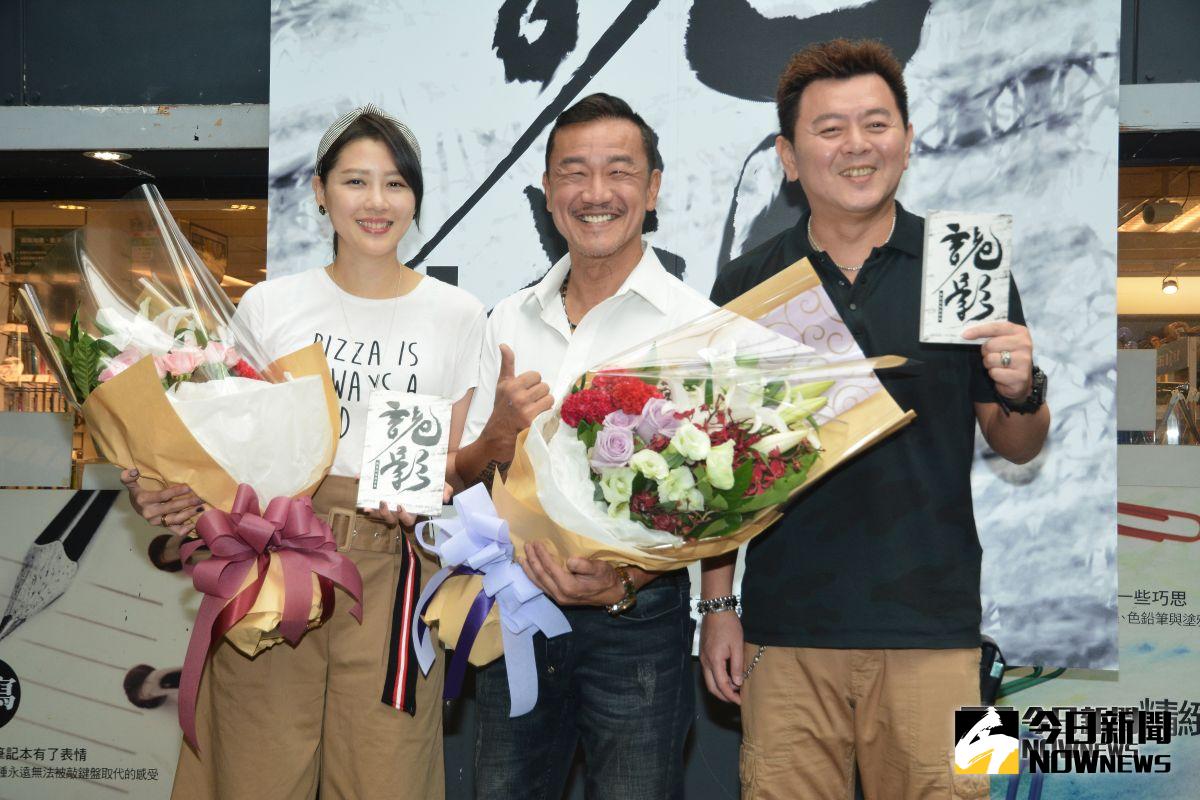 陳為民（中）新書簽名會，庹宗康（右）、嚴立婷站台。（圖／記者林柏年攝，2018.9.9）