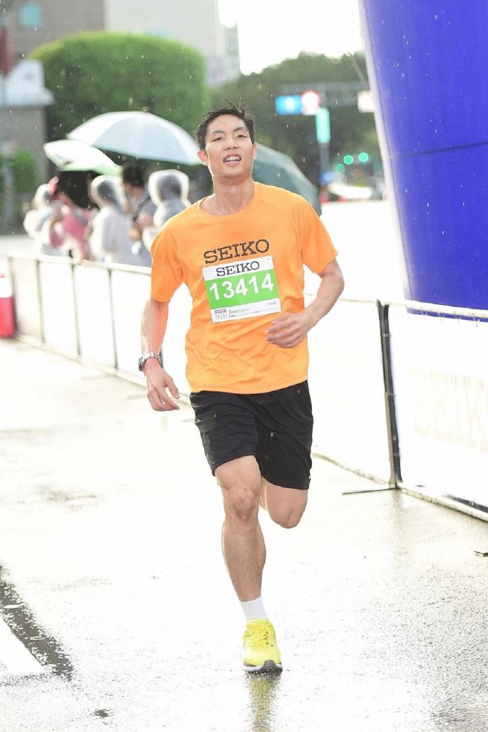 「台灣羽球一哥」周天成參與3公里「愛海洋」組，以12分完賽，獻出路跑「處女秀」。(圖／主辦單位提供) 