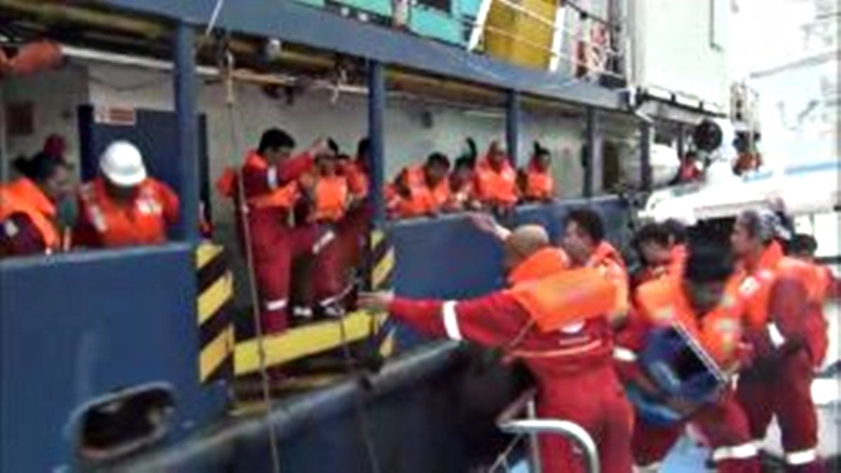 ▲海巡艦艇破浪急救援遇難工作船。（圖/海巡署提供，2018.09.09）